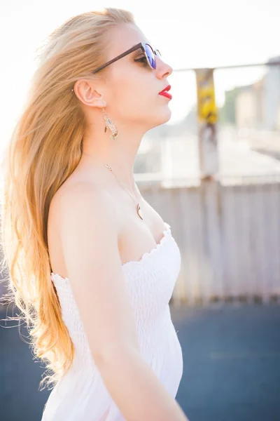 Jonge blonde vrouw in de stad — Stockfoto