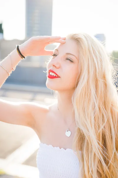 Young blonde woman in the city — Stock Photo, Image