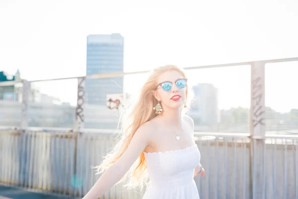 Young blonde woman in the city — Stock Photo, Image