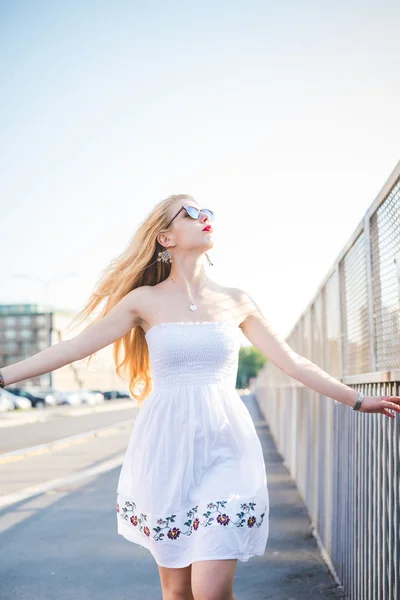 Young blonde woman in the city — Stock Photo, Image