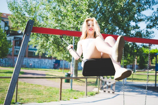 Jonge blonde vrouw in de stad — Stockfoto