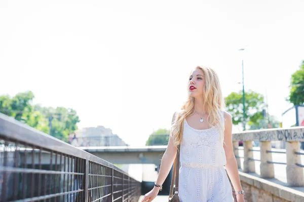 Jonge blonde vrouw in de stad — Stockfoto