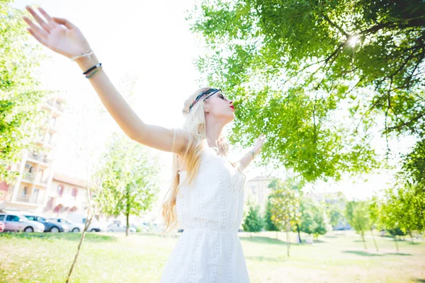 Jonge blonde vrouw in de stad — Stockfoto