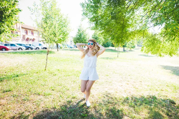 Young blonde woman in the city — Stock Photo, Image