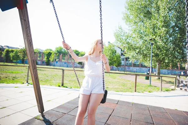 Jeune femme blonde dans la ville — Photo