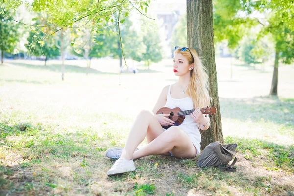 Jonge blonde vrouw in de stad — Stockfoto