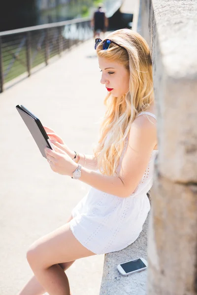 Young blonde woman in the city — Stock Photo, Image