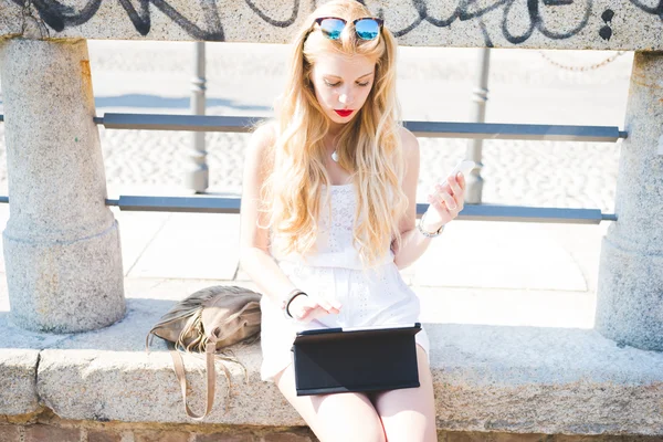 Young blonde woman in the city — Stock Photo, Image