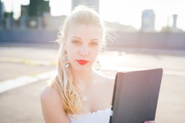 Joven rubia en la ciudad —  Fotos de Stock