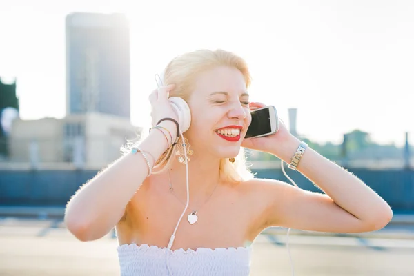 Jeune femme blonde dans la ville — Photo