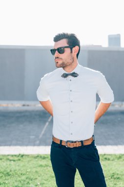 Genç modern işadamı poz