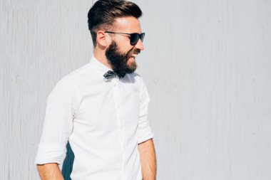 Genç modern işadamı poz