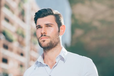 Genç modern işadamı poz