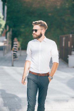 Genç modern işadamı poz