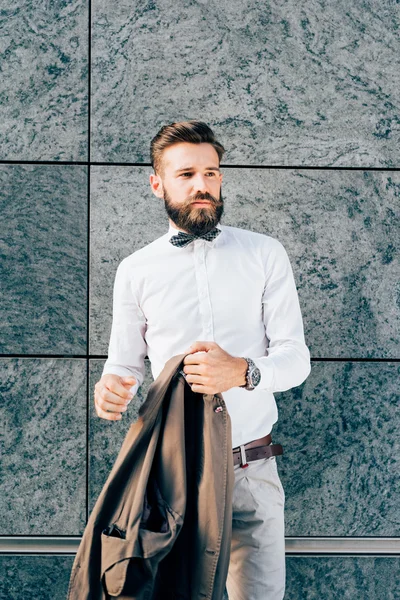 Jovem empresário moderno posando — Fotografia de Stock