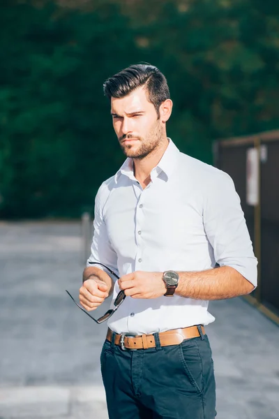 Jovem empresário moderno posando — Fotografia de Stock