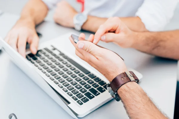 Manos usando dispositivos tecnológicos — Foto de Stock