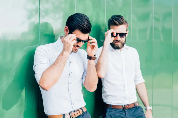 Zwei junge moderne Geschäftsleute posieren — Stockfoto