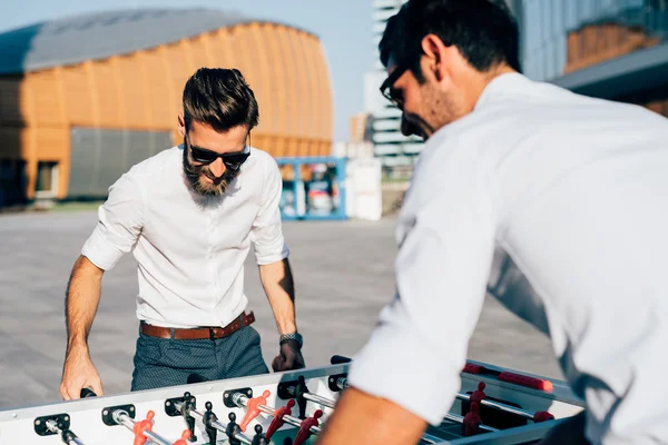 Hombres de negocios modernos jugando al futbolín —  Fotos de Stock