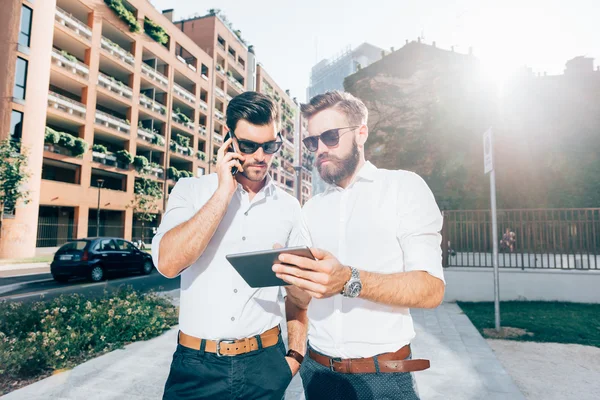 Moderna affärsmän använder enheter — Stockfoto