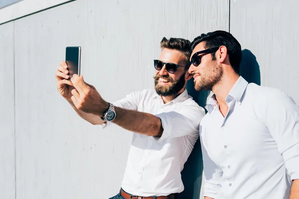 Moderne zakenlieden een selfie nemen — Stockfoto