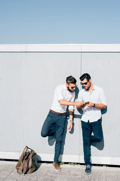 Moderne Geschäftsleute gegen die Wand — Stockfoto