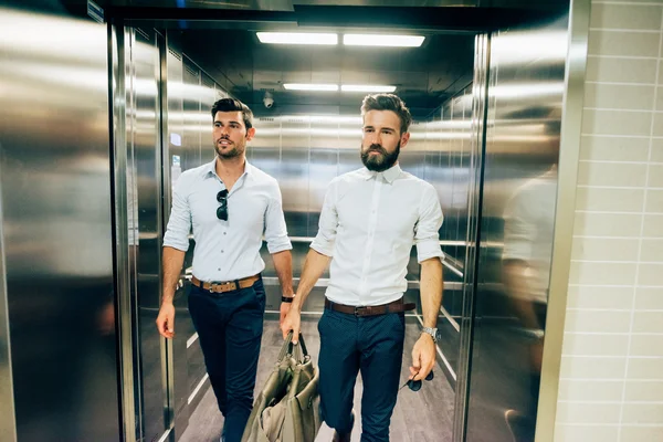 Two young handsome modern businessmen — Stock Photo, Image
