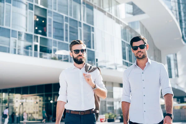 Dois empresários modernos caminhando na cidade — Fotografia de Stock