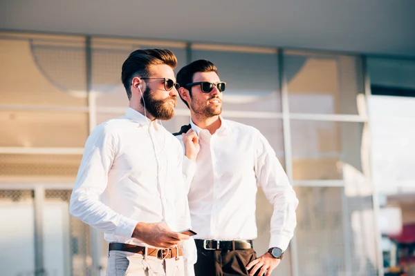 Deux jeunes hommes d'affaires modernes posant — Photo