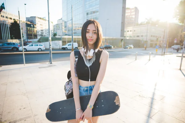 Jonge mooie Aziatische vrouw — Stockfoto