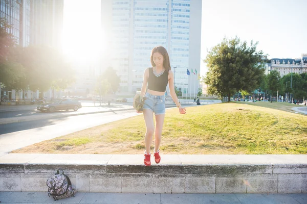 Jovem bela mulher asiática na cidade — Fotografia de Stock