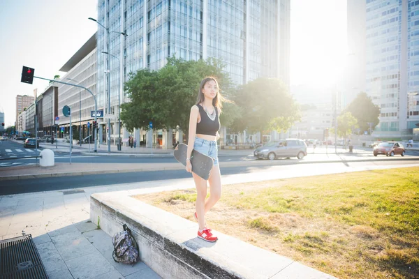 Schöne asiatische Skater Frau — Stockfoto