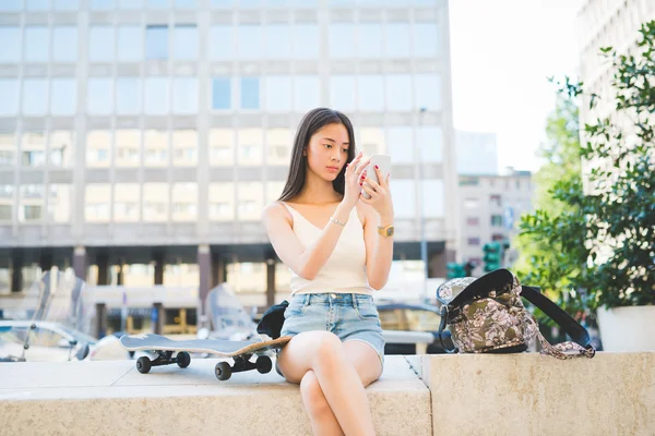 Beautiful asiatic woman taking selfie — Stock fotografie