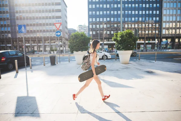 Asiatic skater woman in city — ストック写真