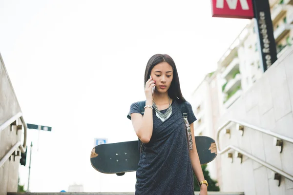 Joven hermosa asiática mujer — Foto de Stock