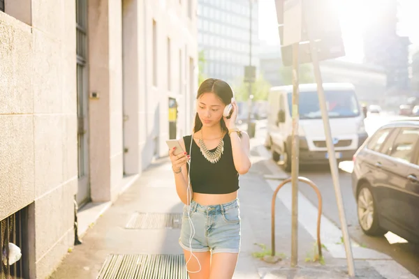 Junge schöne asiatische Frau in der Stadt — Stockfoto