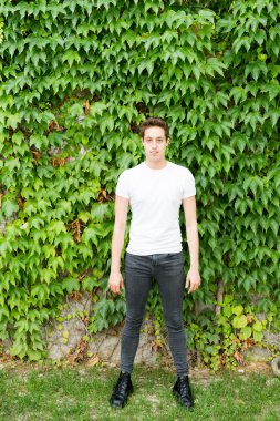 Beyaz kahverengi saçlı adam poz