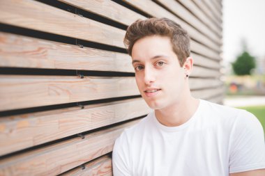 Yakışıklı beyaz kahverengi saçlı adam