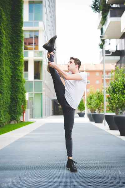Mannen balettdansös poserar — Stockfoto