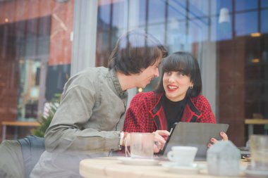 Tablet ile güzel beyaz çift