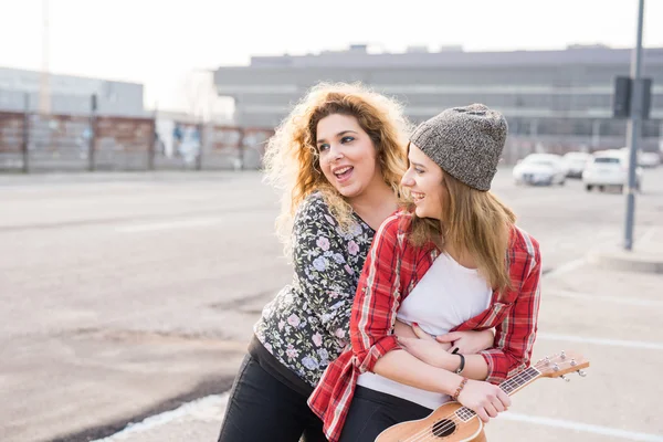 Women hugging in the city — Stock Photo, Image