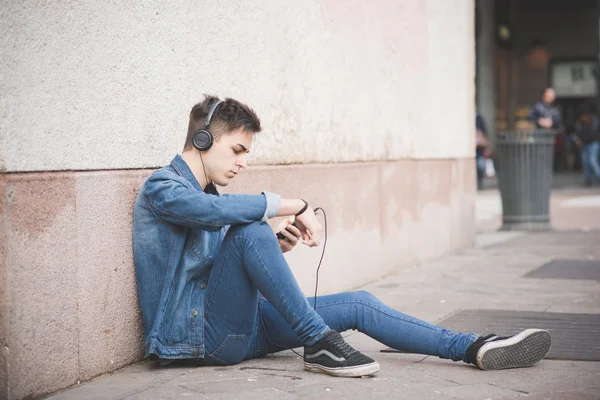 Alternative man listening music — Stock Photo, Image