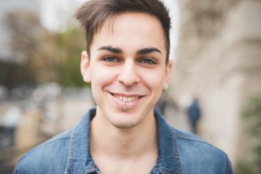 genç yakışıklı alternatif adam