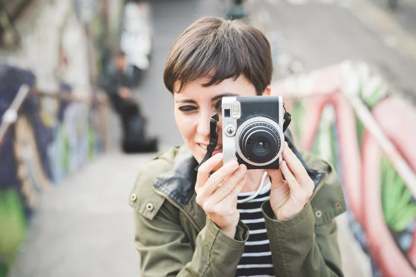 Joven mujer guapa tomando fotos —  Fotos de Stock