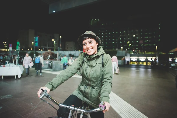 Caucasian woman riding a bicycle — Stockfoto