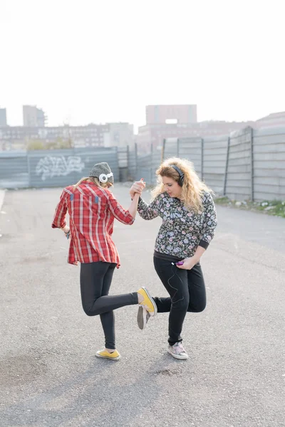 Donne che ascoltano musica con le cuffie — Foto Stock