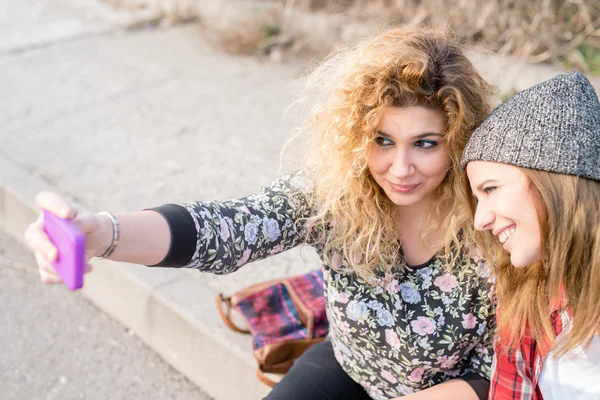 Mujeres usando smartphone, tomando selfie — Foto de Stock