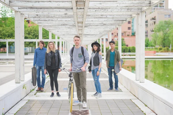 Multi-etnisch vrienden plezier — Stockfoto