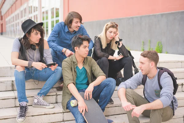 Jóvenes amigos multiétnicos divertirse — Foto de Stock