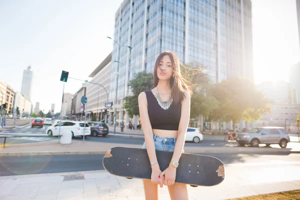 Mujer patinadora posando en la ciudad —  Fotos de Stock